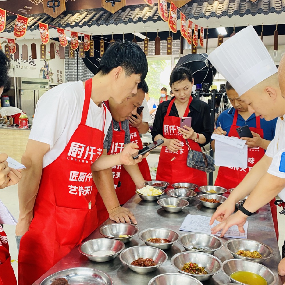 「旋轉(zhuǎn)小火鍋」開店成功！餐餐爆滿，一月回本！